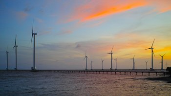 Windkraftfarm im Mekongdelta. Süd- und Zentralvietnam haben sowohl für Windkraft als auch für Solarenergie ein hohes Potential. © Shansov. CC BY SA