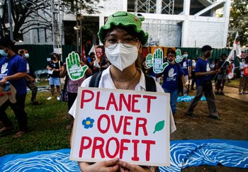 Anlässlich der UN-Klimakonferenz 2021 (COP26) protestieren zivilgesellschaftliche Gruppen der Philippinen in Quezon City, da die offizielle philippinische Delegation die Stimmen aus der Zivilgesellschaft nicht berücksichtigt habe. © 350.org, Flickr, CC BY-NC-SA 2.0