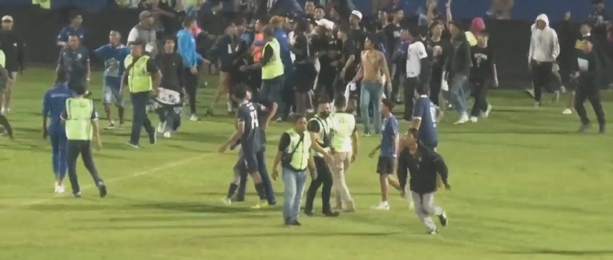 Enttäuschte Fans stürmten auf das Fußballfeld, nachdem ihre Mannschaft das Spiel verlor. © Fikri RA
