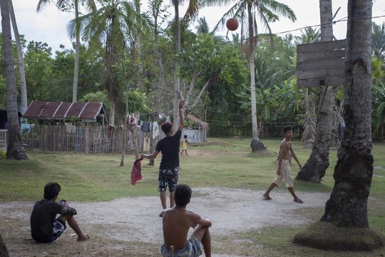 Jugendliche beim Basketballspiel auf Mindanao