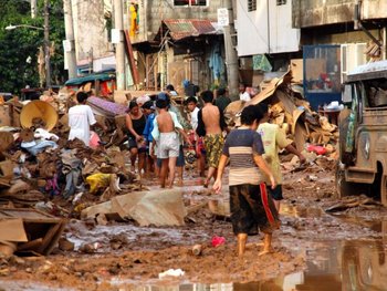 Überschwemmte Stadtviertel in Manila, in denen überwiegend marginalisierte Menschen leben. © Jörg Dietze, SuSanA Secretary, Flickr CC BY-NC-SA 2.0