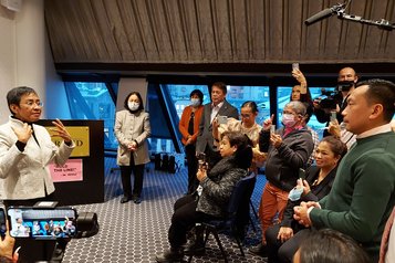 Friedensnobelpreisträgerin Maria Ressa während eines Pressegesprächs mit philippinischen Journalist:innen in Oslo, 2021. © Emmalyn Liwag Kotte