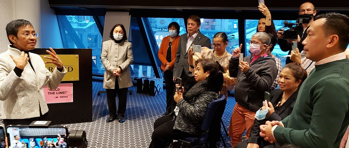 Friedensnobelpreisträgerin Maria Ressa während eines Pressegesprächs mit philippinischen Journalist:innen in Oslo, 2021. © Emmalyn Liwag Kotte