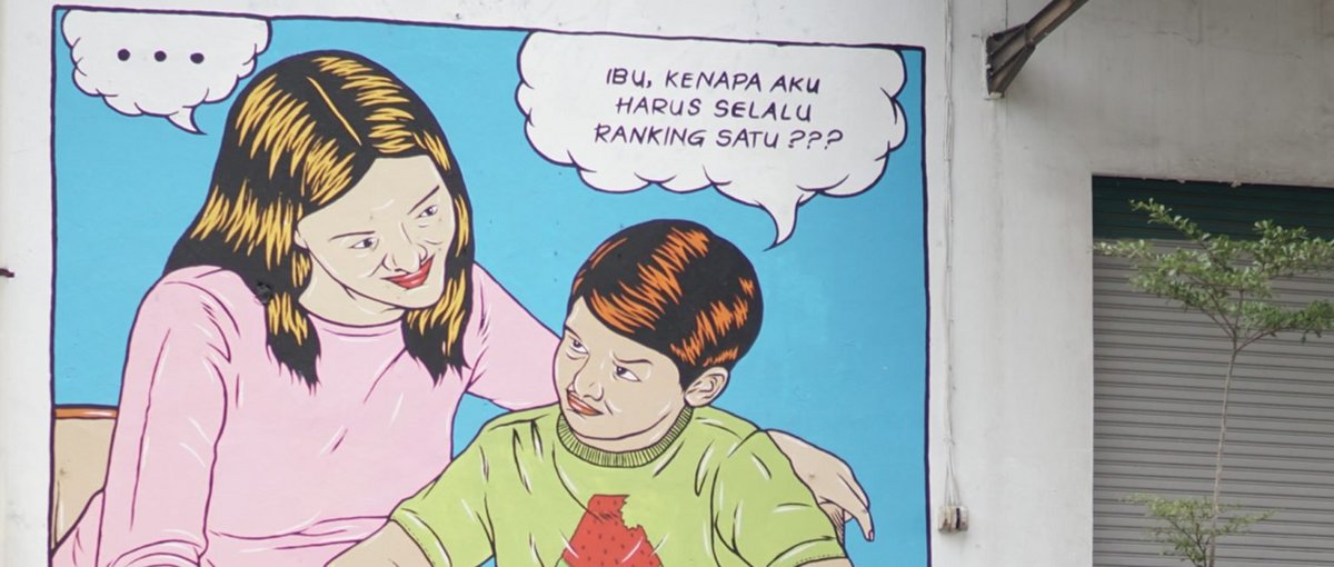 Ort des gemeinschaftlichen Lernprojektes GUDSKUL in Jakarta. Der Kunstraum wurde mit begründet vom indonesischen Künstler*innen- Kollektiv ruangrupa, das die documenta fifteen in Kassel kuratiert. Übersetzung der Sprechblase: “Mama, warum muss ich immer Einsen schreiben?”. © Gudskul/Jin Panji