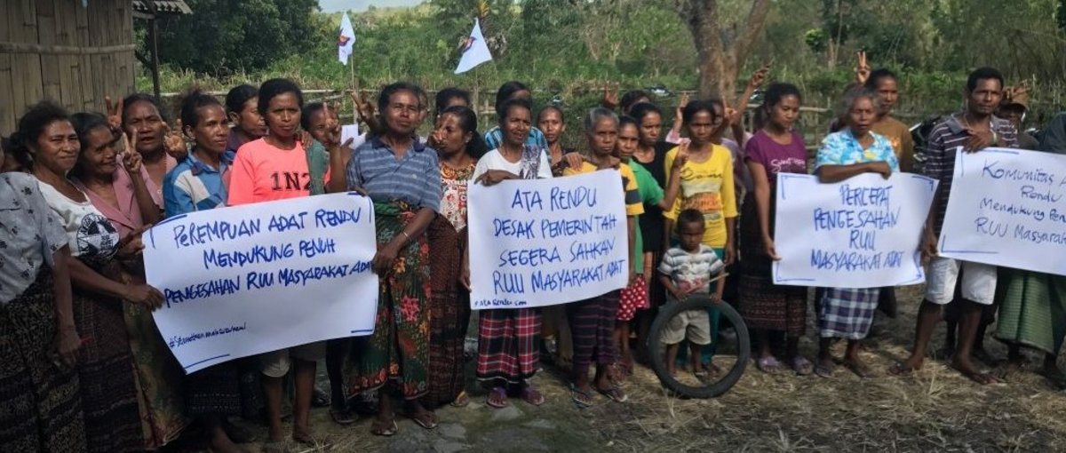 Frauen demonstrieren für die Ratifizierung des Indigenen-Gesetz © Perempuan AMAN