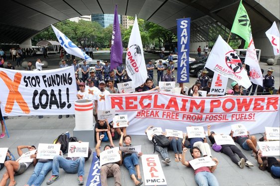 Aktivist:innen demonstrieren vor der Zentrale der Bank of the Philippines in Manila gegen die Finanzierung neuer Kohlekraftwerke © Ac Dimatatac/350.org, Flickr CC BY-NC-SA 2.0
