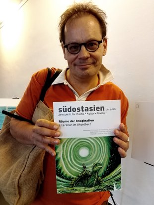 Niklas Reese Anfang Juli auf der 40-Jahr-Feier der südostasien mit ihren Lieblingsausgaben. © südostasien