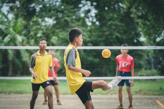 Junge Männer spielen Sepak Takraw. © Jinnaritt/Depositphotos