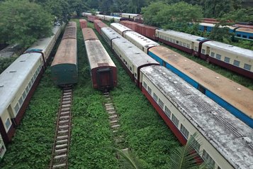 Verlassene Waggons am Yangon Hauptbahnhof @ Laura Faludi