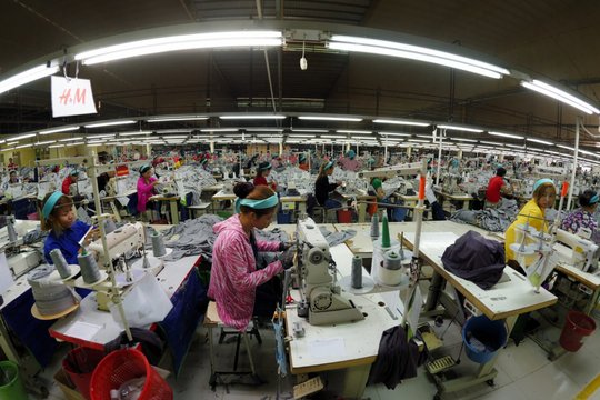 Vor der Covid-19-Pandemie waren rund 800.000 Menschen in Kambodschas Bekleidungs- und Schuhindustrie beschäftigt © Marcel Crozet / ILO 2016 Flickr CC BY-NC-ND 2.0