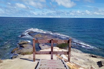 An der Nordspitze der Insel Borneo bei Simpang Mengayau im malaysischen Bundesstaat Sabah begegnen sich die Sulu-See und das Südchinesische Meer © Tofeiku CC BY 4.0, via Wikimedia