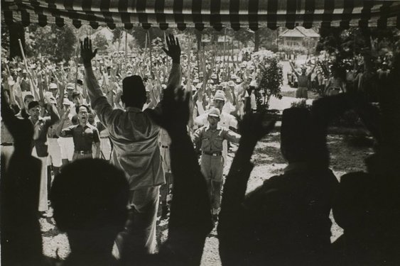 Präsident Sukarno wird von seinen Anhängern bei der Ausrufung der Republik Indonesien bejubelt. 18.8.1945 © Collection Netherlands Institute of Military History