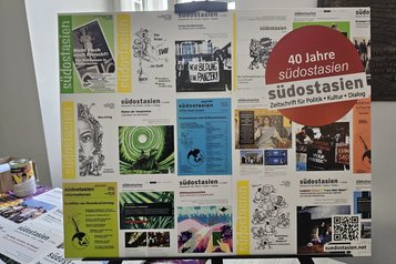 Die Vielfalt der südostasien zeigt diese Zusammenstellung einiger Cover aus 40 Jahren bei der Feier des Jubiläums im Juli 2025 in Köln. © Hendra Pasuhuk