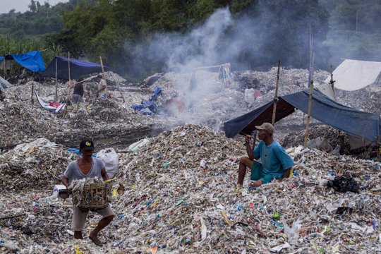 Enormes Risiko für Mensch und Umwelt: Importierter Müll auf einer offenen Deponie in Indonesien © Fully Syafi