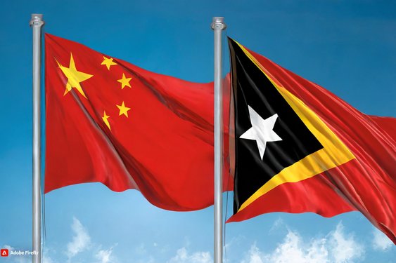 Blick auf die Flaggen von Timor-Leste und China – eine symbolische Darstellung der bilateralen Beziehungen zwischen den beiden Ländern.
