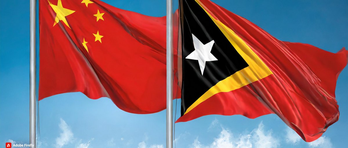 Blick auf die Flaggen von Timor-Leste und China – eine symbolische Darstellung der bilateralen Beziehungen zwischen den beiden Ländern.