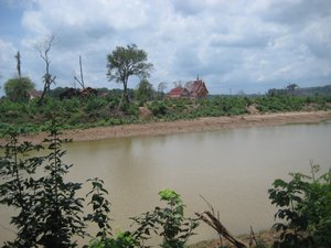 Nachdem im Juli 2018 der Xe-Pian-Xe-Namnoy-Staudamm im Süden von Laos gebrochen war, wurden viele Häuser zerstört. Hier flussabwärts in der Provinz Attapeu (Foto Ian Baird).