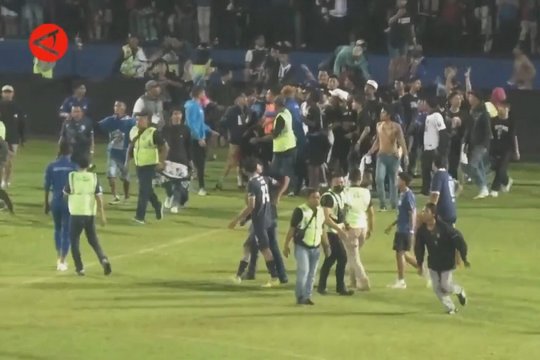 Enttäuschte Fans stürmten auf das Fußballfeld, nachdem ihre Mannschaft das Spiel verlor. © Fikri RA