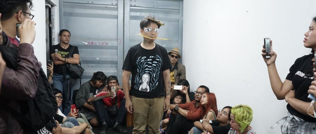 Performance mit ruangrupa-Mitglied Reza Afisina, Gudskul-Komplex Jakarta, 2019. Foto: Archiv ruangrupa