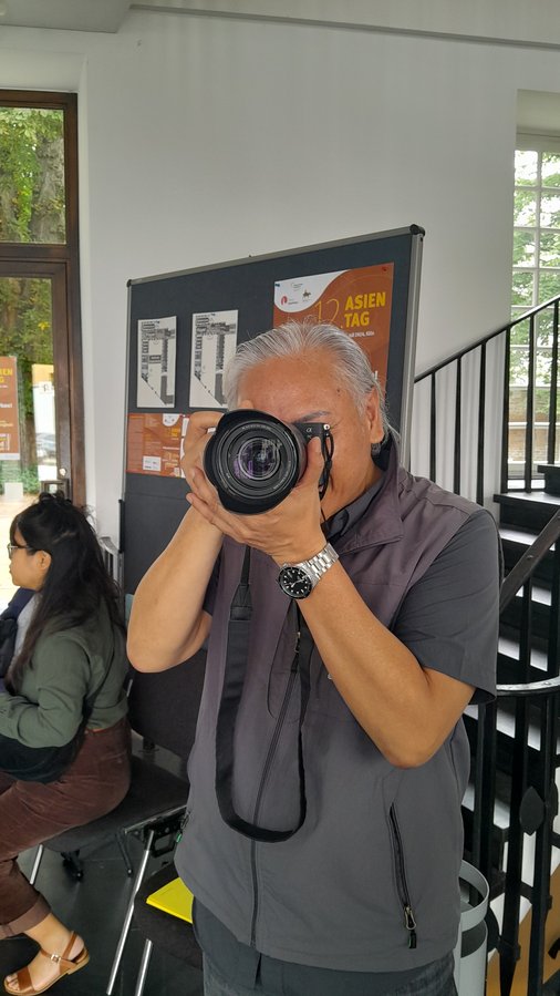 Hendra wird fotographiert. © Stiftung Asienhaus