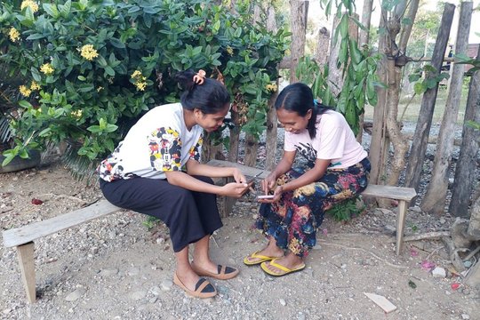 Viele Jugendliche im indonesischen Grenzgebiet tauschen sich via soziale Medien mit ihren Verwandten in Timor Leste aus. © Wida Ayu Puspitosari