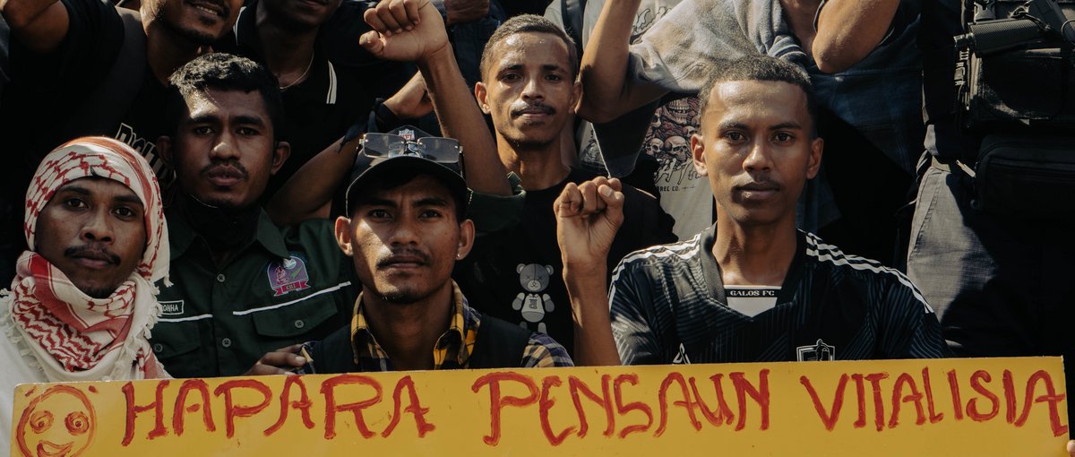 „Stoppt die lebenslangen Pensionen“, Demonstrierende mit Polizisten. (Foto: Maugulo unter CC BY 4.0