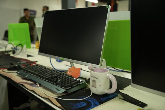 Symbolbild: Arbeitsplatz eines Onlinebetrügers auf den Phillipinen. Auf der Tastatur verbrauchte Sim-karten © UNODC / Laura Gil (No changes made)