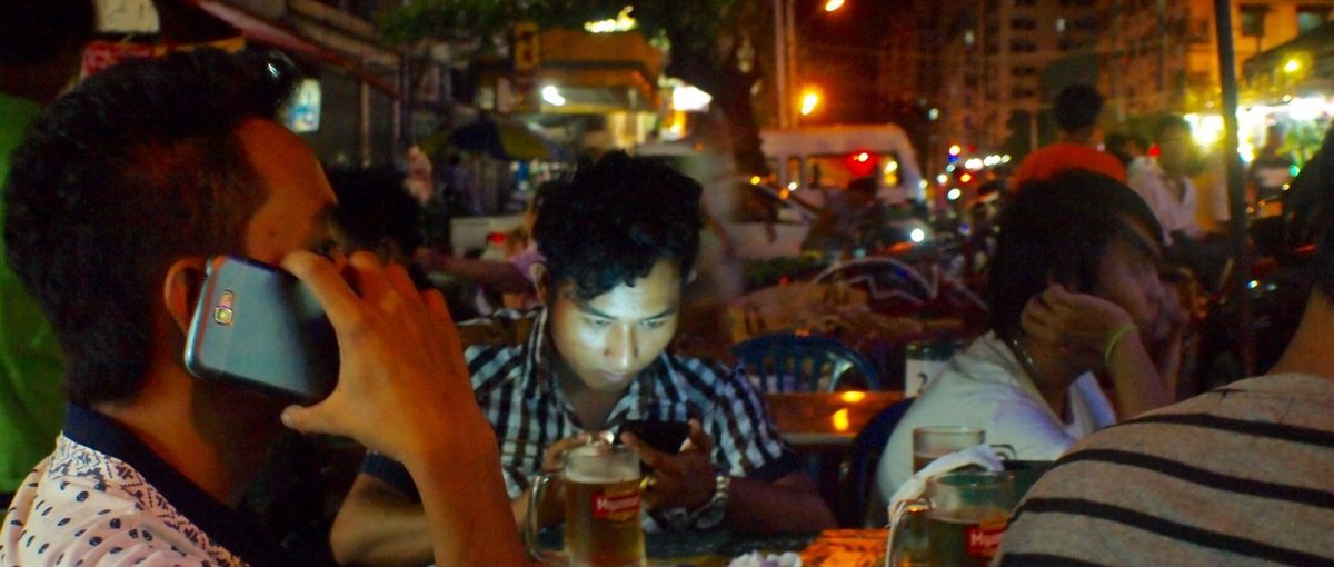 Viele Menschen gehen in Myanmar ausschließlich über die Facebook-App auf ihrem Handy ins Internet. © Remko Tanis, CC BY-NC-ND 2.0