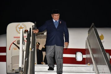 Prabowo Subianto steigt aus Flugzeug