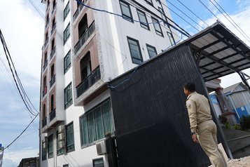 Jüngste Razzien bei Online-Glücksspielbetrieben in Kambodscha haben das Ausmaß dieses Problems deutlich gemacht: In den Zentren sind 100 bis 150 Personen in betrügerische Aktivitäten verwickelt. Auf diesem Foto: belagertes Betrugszentrum in Sihanoukville, Kambodscha.