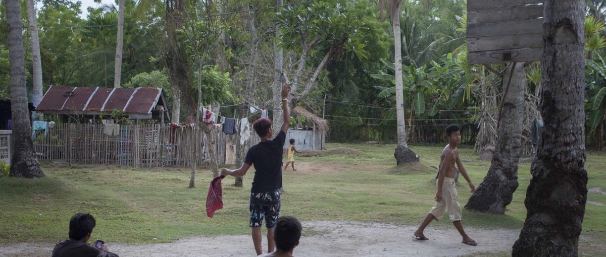 Jugendliche beim Basketballspiel auf Mindanao