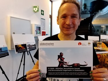 Oliver Pye auf der 40-Jahr-Feier der südostasien mit ihren Lieblingsausgaben. © südostasien