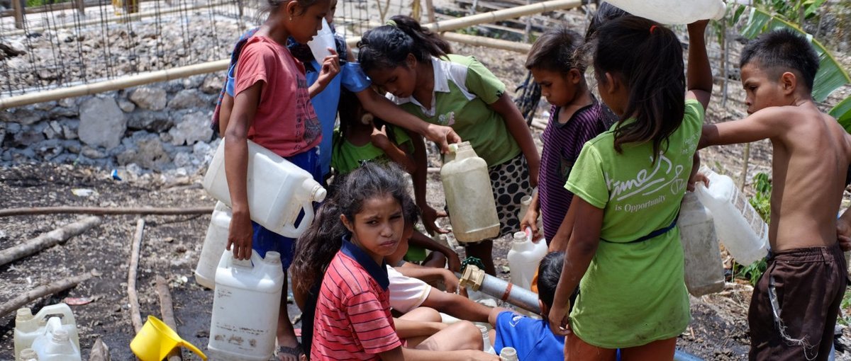 Kinder in der ostindonesischen Provinz Ost-Nusa Tenggara stehen an, um sauberes Wasser zu bekommen. Ein moderater El Niño hat die Dürre verlängert und eine verzögerte Regenzeit verursacht © Pramarta Bari