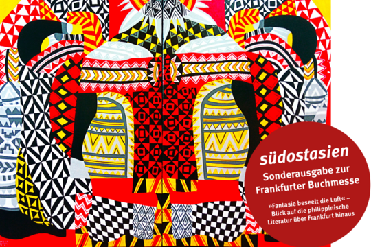Das Kunstwerk „Hinuktok“ („Ponder“) zeigt zwei Figuren in einer asiatischen Hockstellung, die an die Bulol erinnert, die intensiv in die Sonne blicken. Beide sind in tiefe Kontemplation versunken und laden den/die Betrachter:in zu einer ähnlichen Reflexion ein. Umgeben sind sie von einem dichten Feld aus Mustern, die aus indigenen philippinischen Tätowierungen, Textilien und Schnitzereien stammen – visuelle Reize, die Erinnerungen, Identität und kulturelle Kontinuität wachrufen. Das Werk dient als Meditation über den anhaltenden Kampf um die Durchsetzung der philippinischen Identität und Nationalität inmitten der anhaltenden Umstände des Neokolonialismus. © Armand Dayoha, alle Rechte vorbehalten
