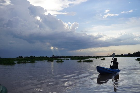 Kajaktouren auf dem Tonle Sap bieten Naturerlebnisse, die zu nachhaltigen Lebensweisen anregen © YEP Academy