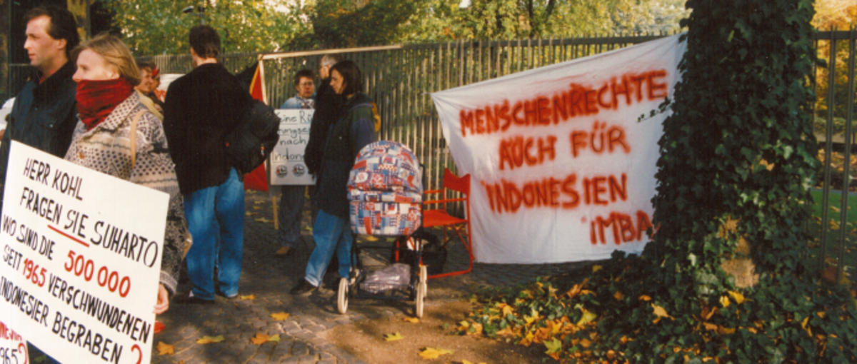 Aktivist*innen von Menschenrechtsorganisationen halten 1996 – damals noch in Bonn – eine Kundgebung vor dem Kanzleramt ab. © Monika Schlicher