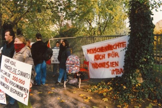 Aktivist*innen von Menschenrechtsorganisationen halten 1996 – damals noch in Bonn – eine Kundgebung vor dem Kanzleramt ab. © Monika Schlicher