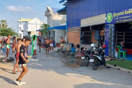 Aufwärmtraining vor Eh Phouthongs neuer Boxschule in der nähe von Phnom Penh. © Robin Eberhardt