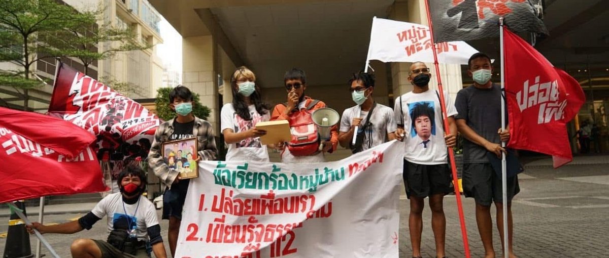 Das Thalu Fah Camp fordert die Freilassung ihrer Freund:innen aus dem Gefängnis, die Neuschreibung der Verfassung sowie die Abschaffung des Paragraphen 112. © Thalu Fah