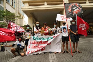 Das Thalu Fah Camp fordert die Freilassung ihrer Freund:innen aus dem Gefängnis, die Neuschreibung der Verfassung sowie die Abschaffung des Paragraphen 112. © Thalu Fah