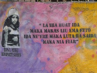 Rosa Muki Bonaparte: „Nichts ist stärker als eine Frau, die für das kämpft, woran sie glaubt.“ Graffiti in Dili (Foto: Monika Schlicher)