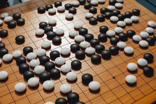 Das chinesische Strategiespiel Weiqi (围棋) – in Europa auch bekannt unter dem Namen Go – gehört zu den ältesten bekannten Brettspielen der Welt. Foto: Elena Popova @ Unsplash